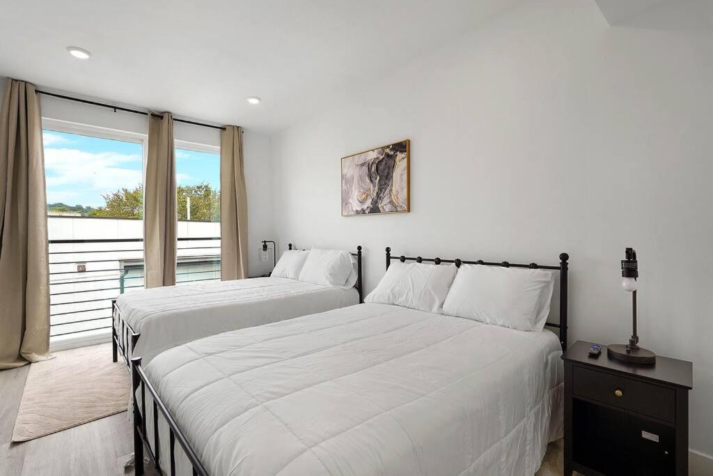 Enjoy Skyline Views From Private Roofdeck! Holiday home