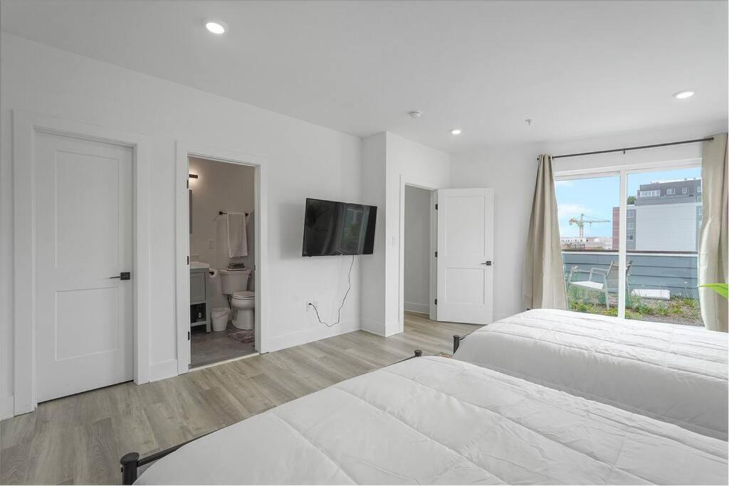 Enjoy Skyline Views From Private Roofdeck! Holiday home Washington