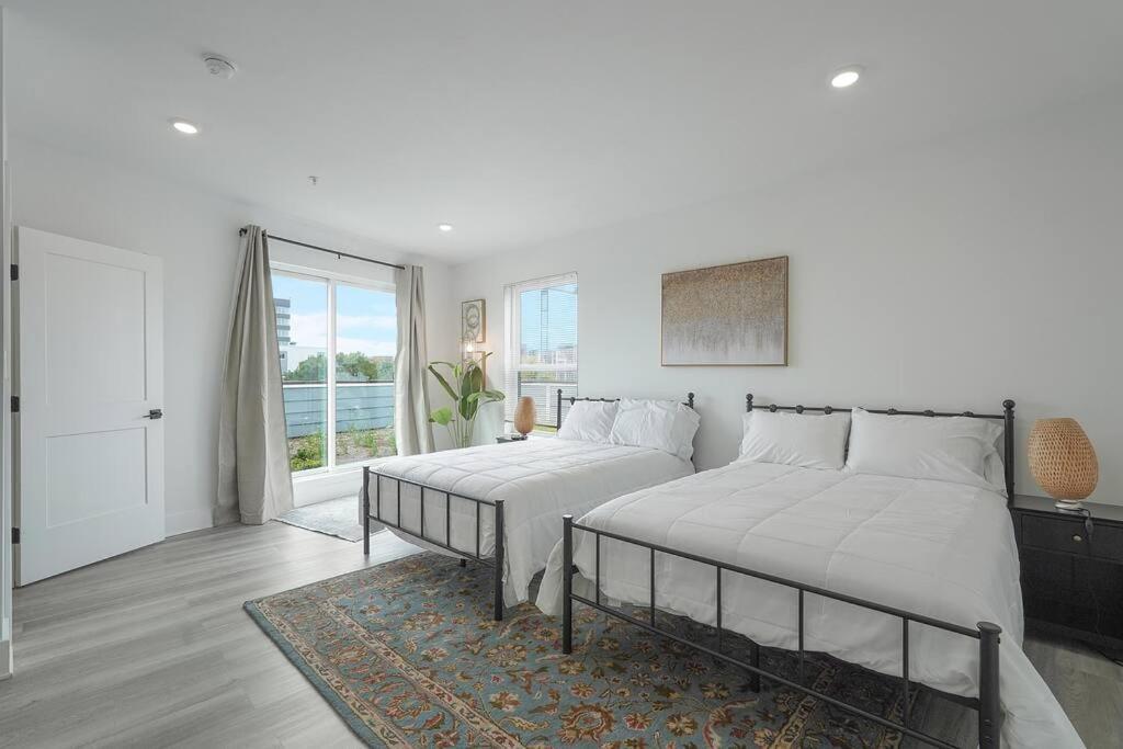 Enjoy Skyline Views From Private Roofdeck! Holiday home Washington